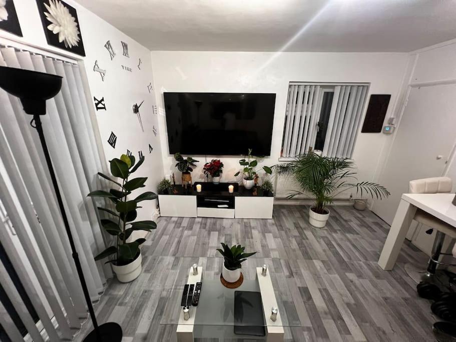 1-Bed Flat With Fast Wi-Fi In Prime Location 15Mins From Central Лондон Экстерьер фото