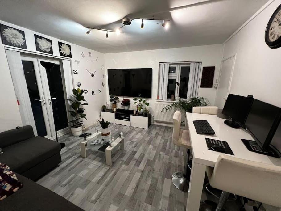 1-Bed Flat With Fast Wi-Fi In Prime Location 15Mins From Central Лондон Экстерьер фото